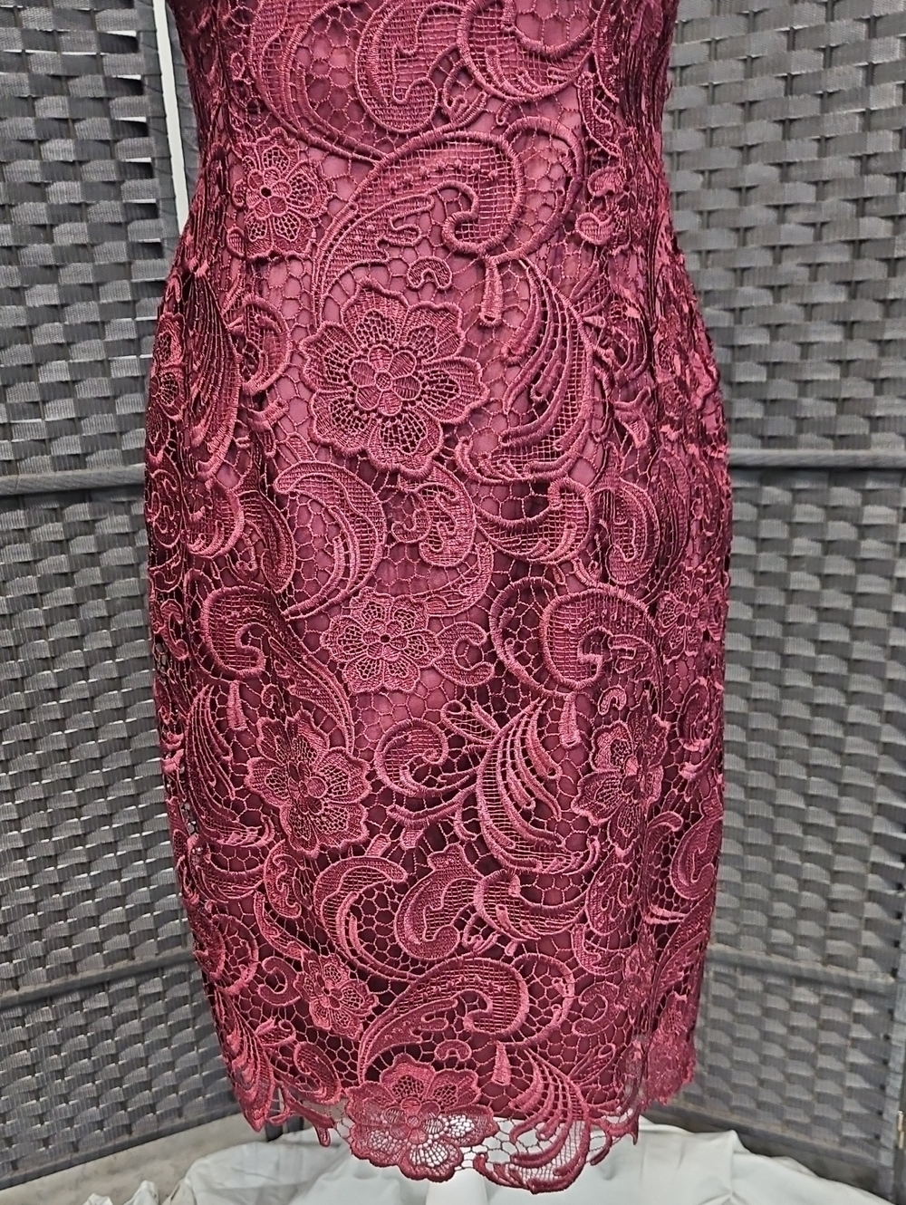 Sz 10 burgundy/wine Sleeveless Fully Lace Sheath Cocktail Dress by Adrianna Pape - Picture 5 of 13